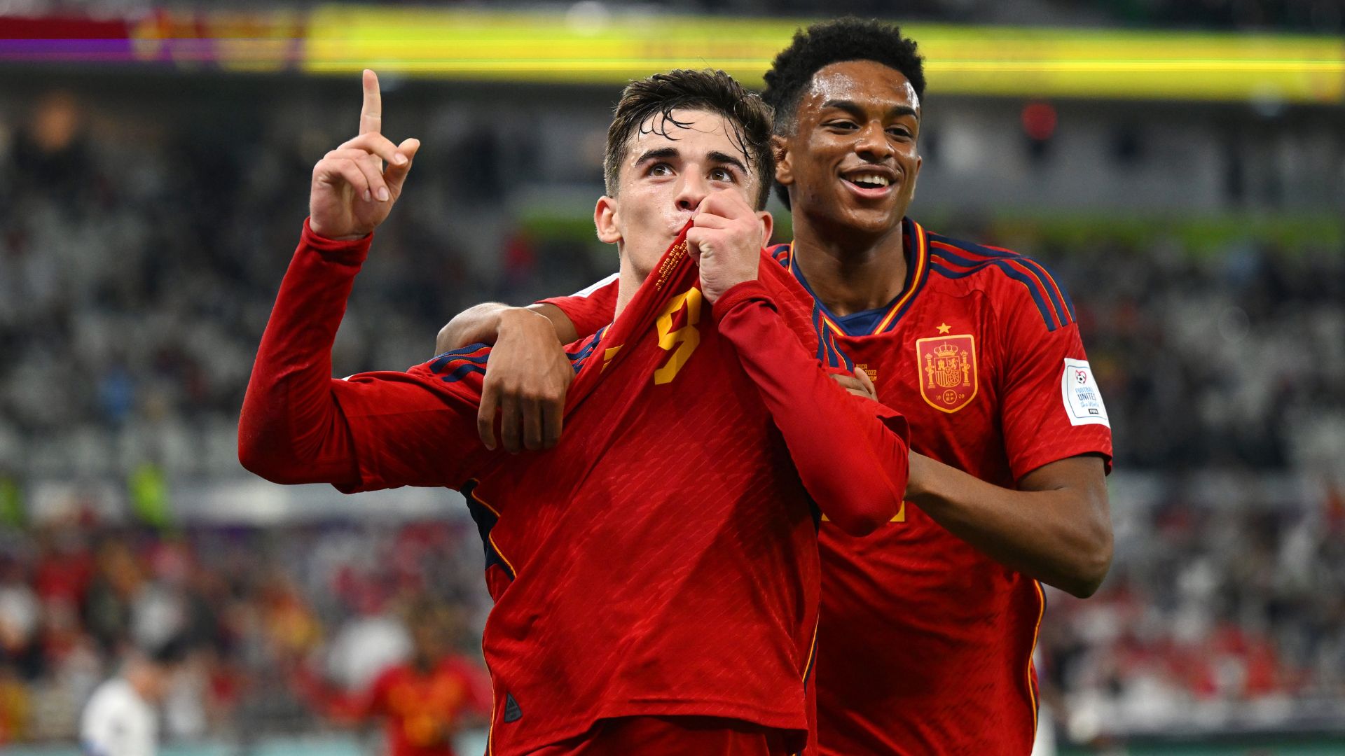 Gavi comemorando o gol junto com Alejandro Baldé (Crédito: Getty Images)