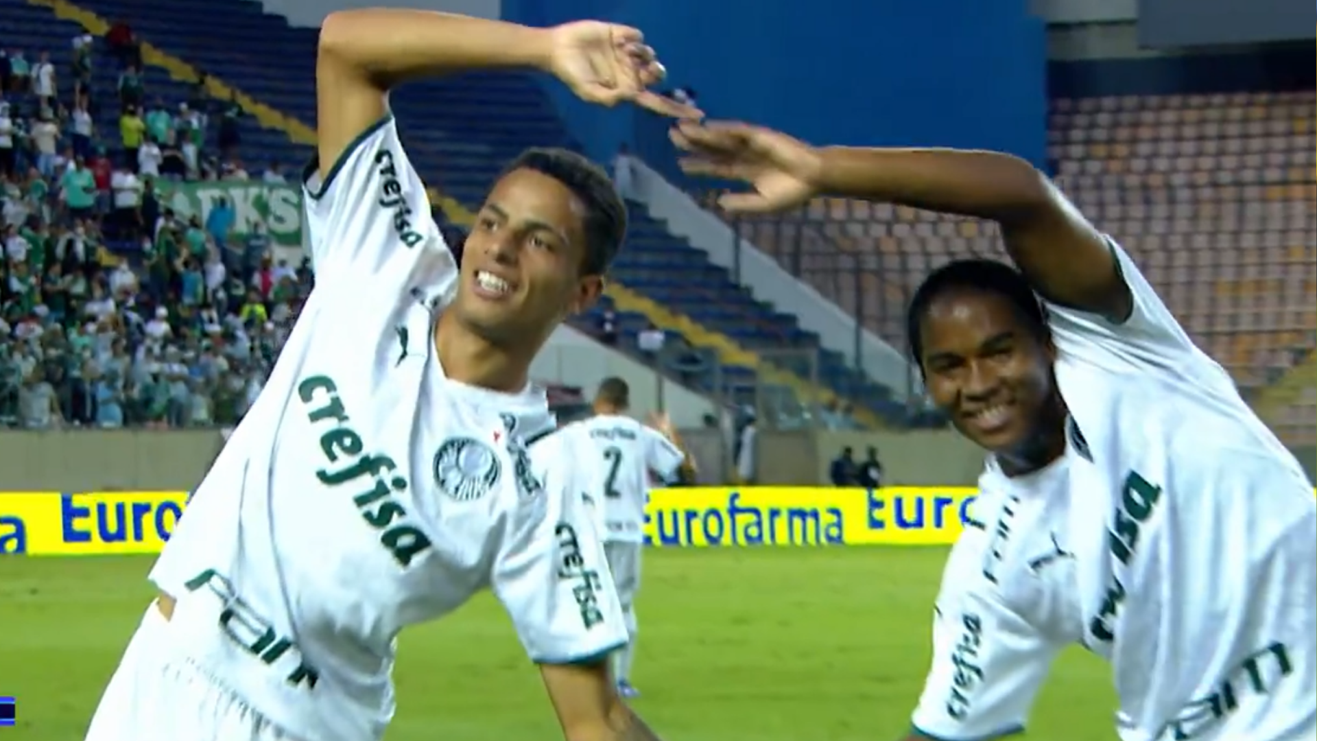 Giovani e Endrick comemoram segundo gol do Palmeiras