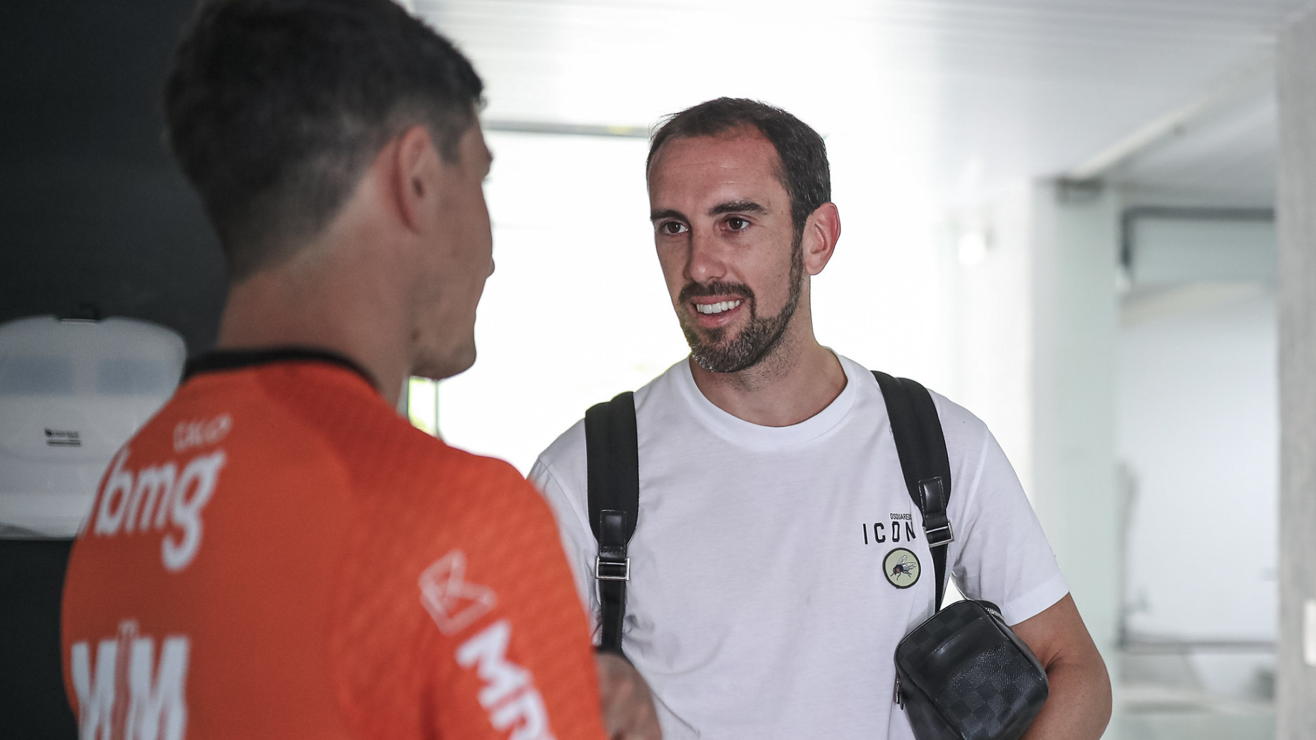 Godín cumprimenta colega no Atlético-MG