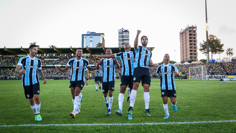 Jogadores do Grêmio comemorando o título do Gauchão