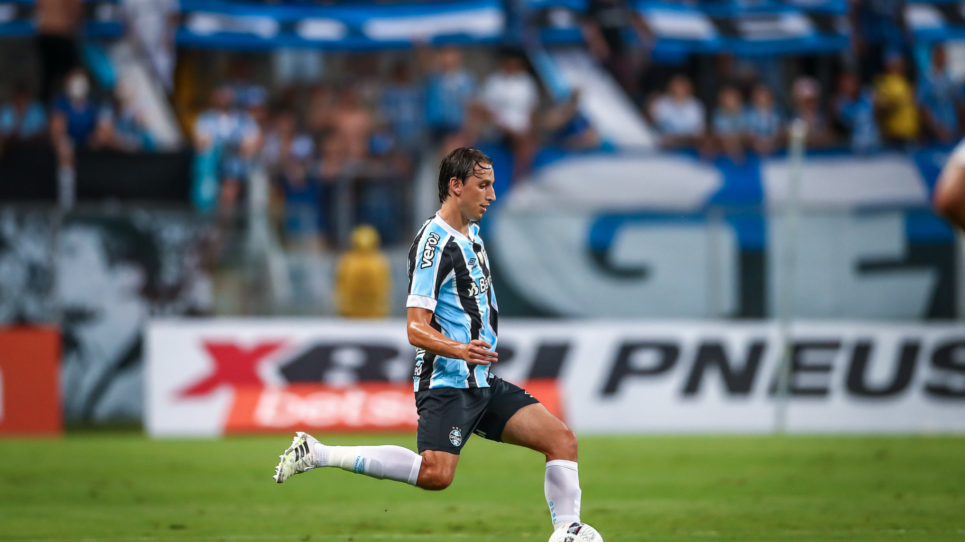 Geromel em ação no jogo do Grêmio