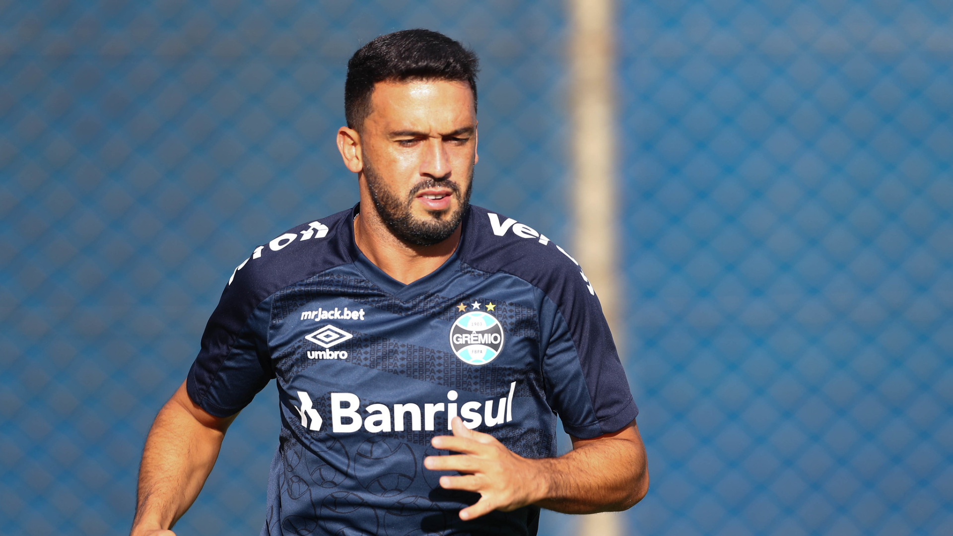 Edilson no treino do Grêmio