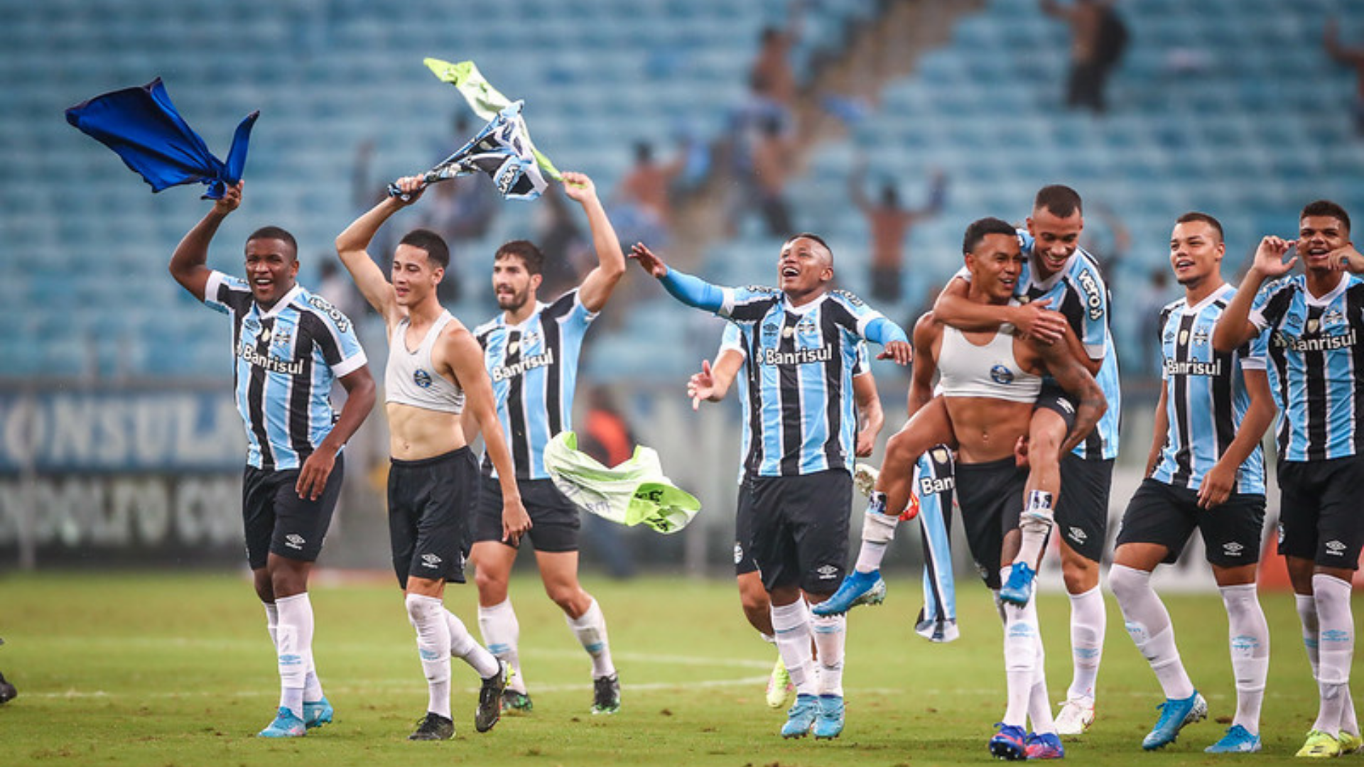 Grêmio comemorando a classificação para a final do Gauchão