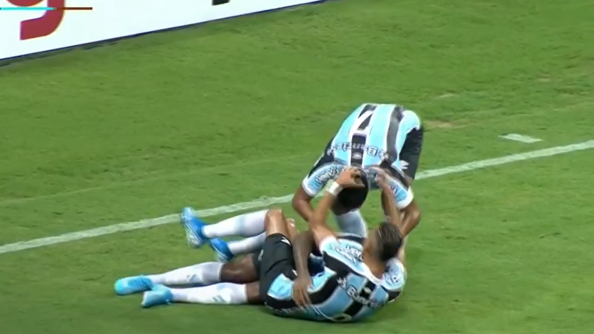 Jogadores do Grêmio vibram com gol marcado