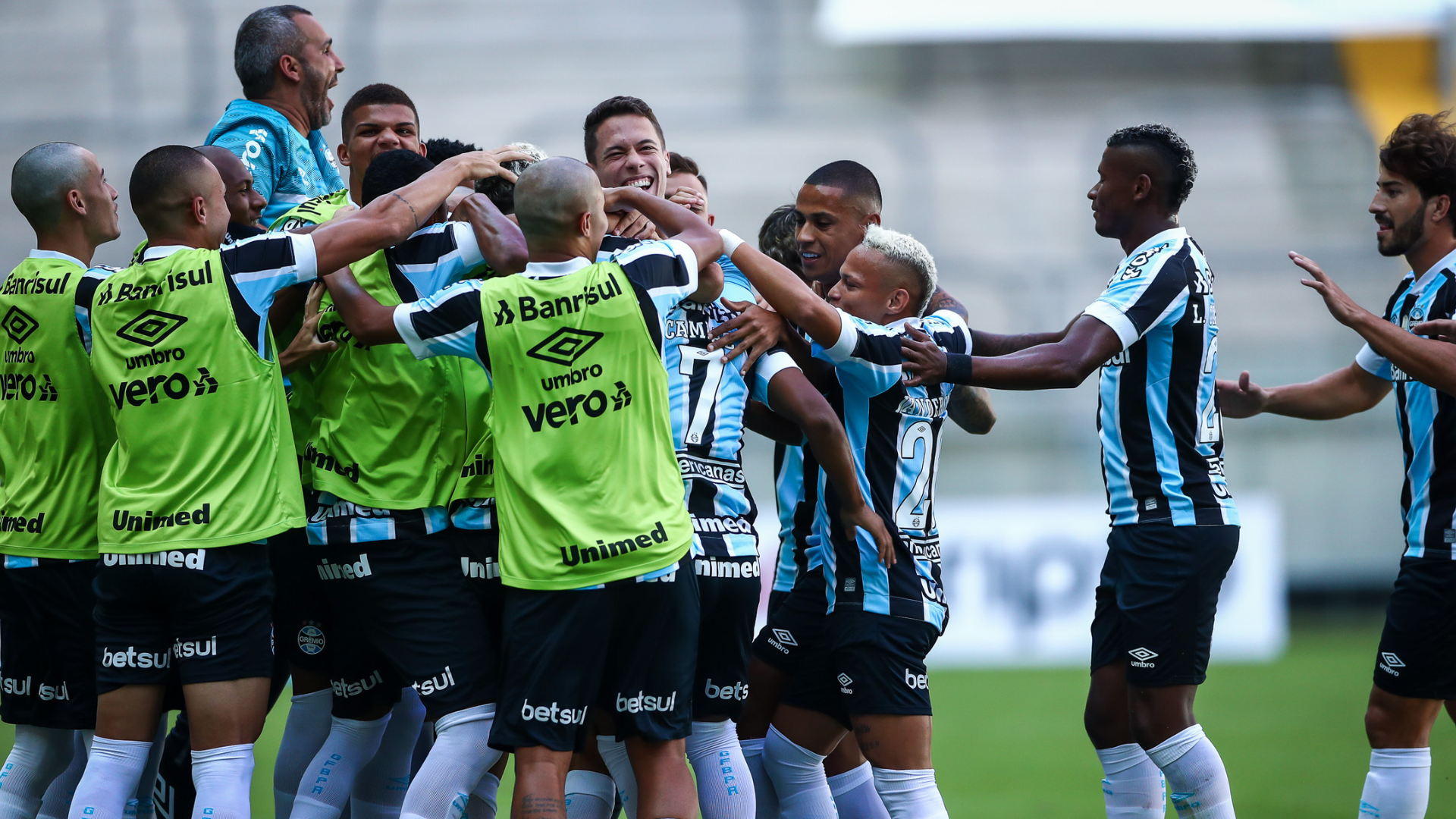 Jogadores do Grêmio vibrando em campo