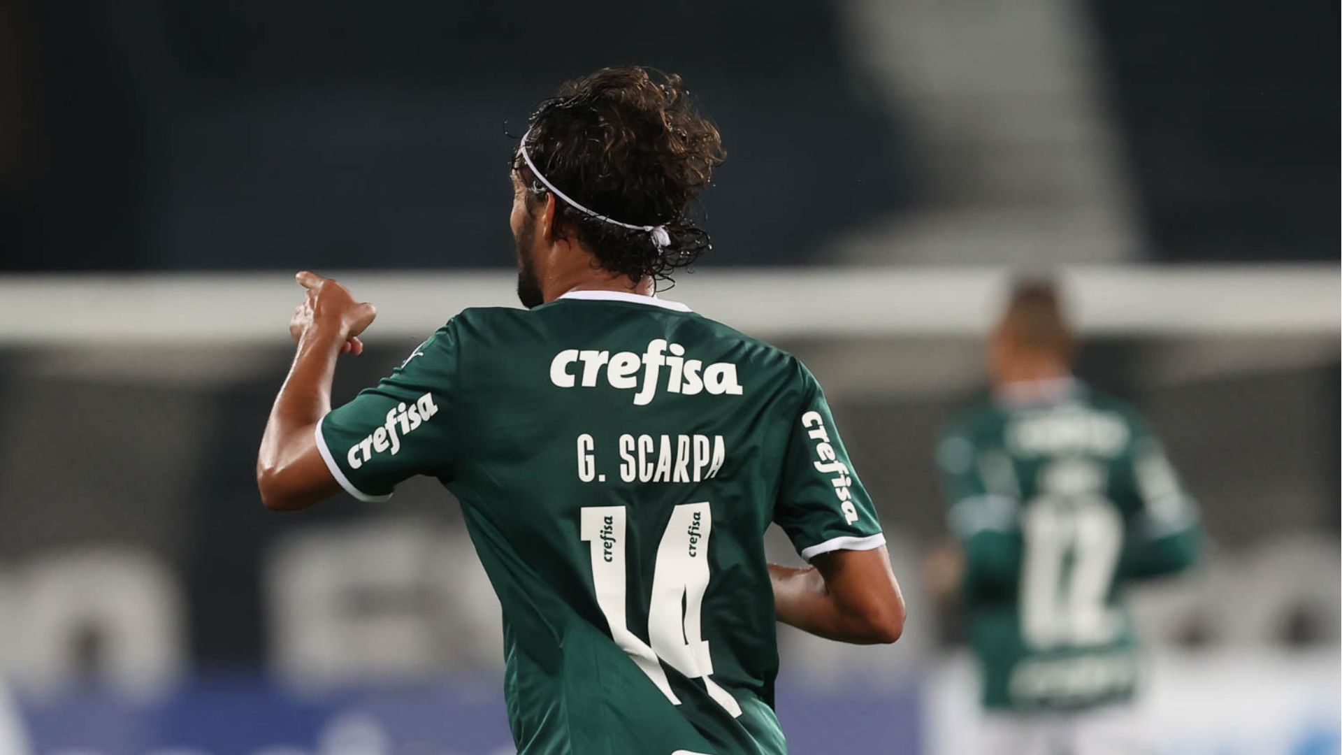 Gustavo Scarpa contra o Botafogo
