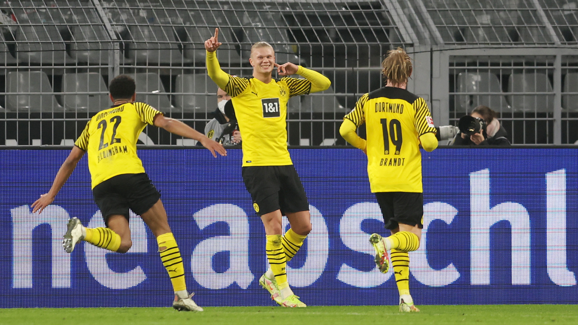 Haaland comemora gol marcado pelo Borussia Dortmund