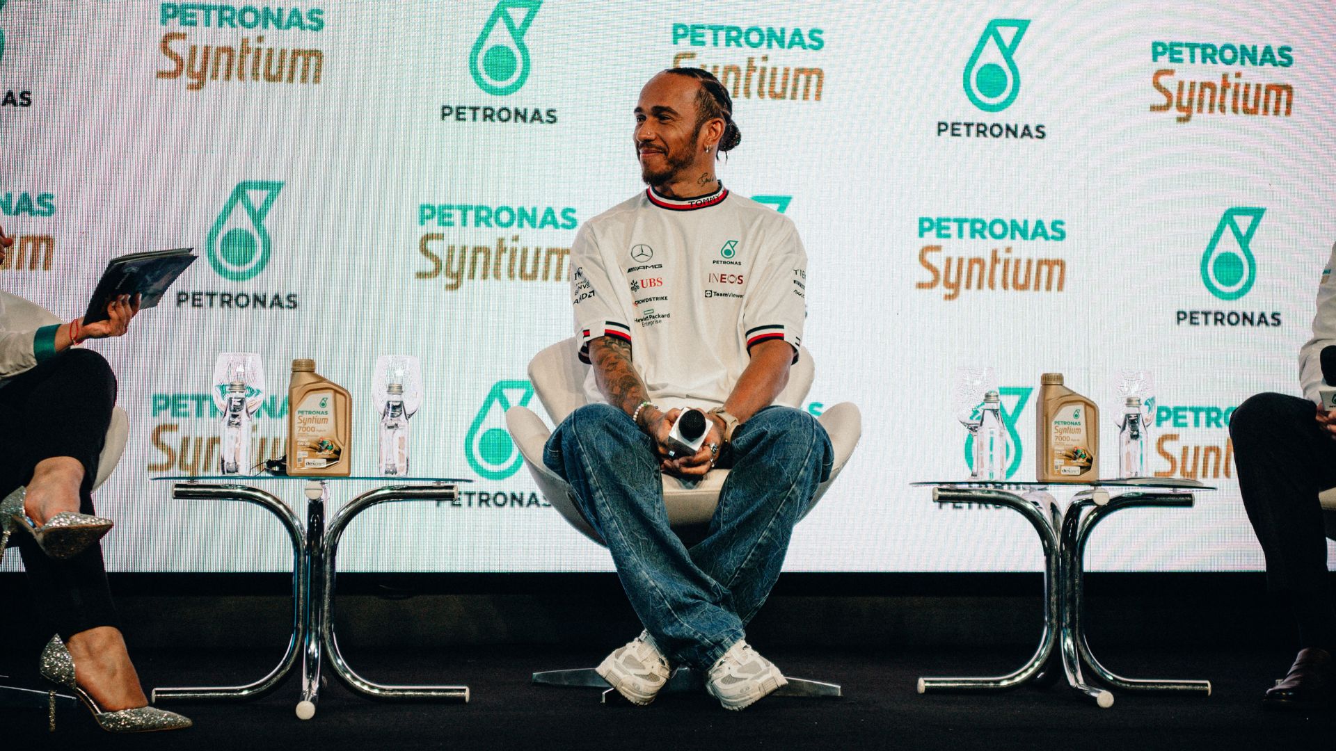 Hamilton em evento da Petronas (Crédito: Divulgação/ PETRONAS) 