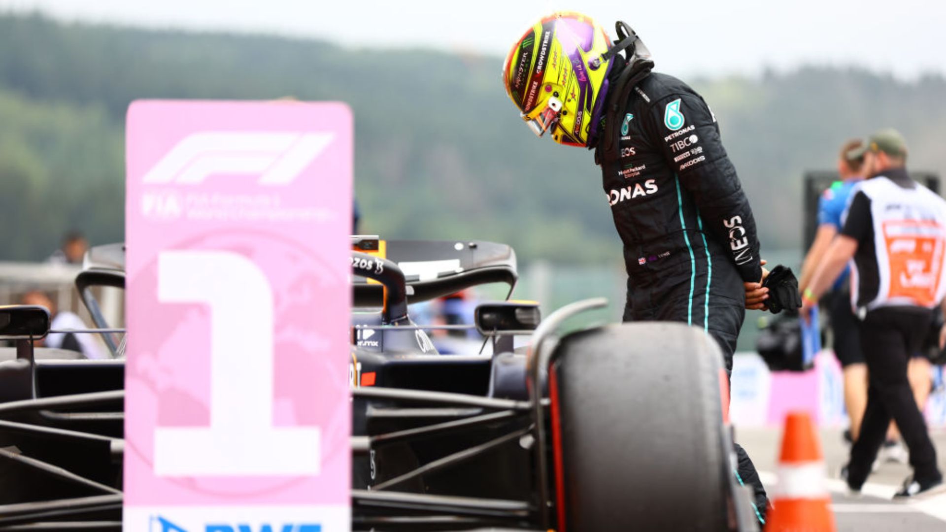 Hamilton, piloto de Fórmula 1 entrando no carro