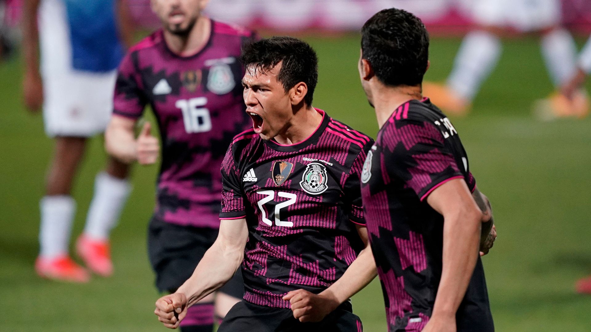 Hirving Lozano comemora gol pelo México