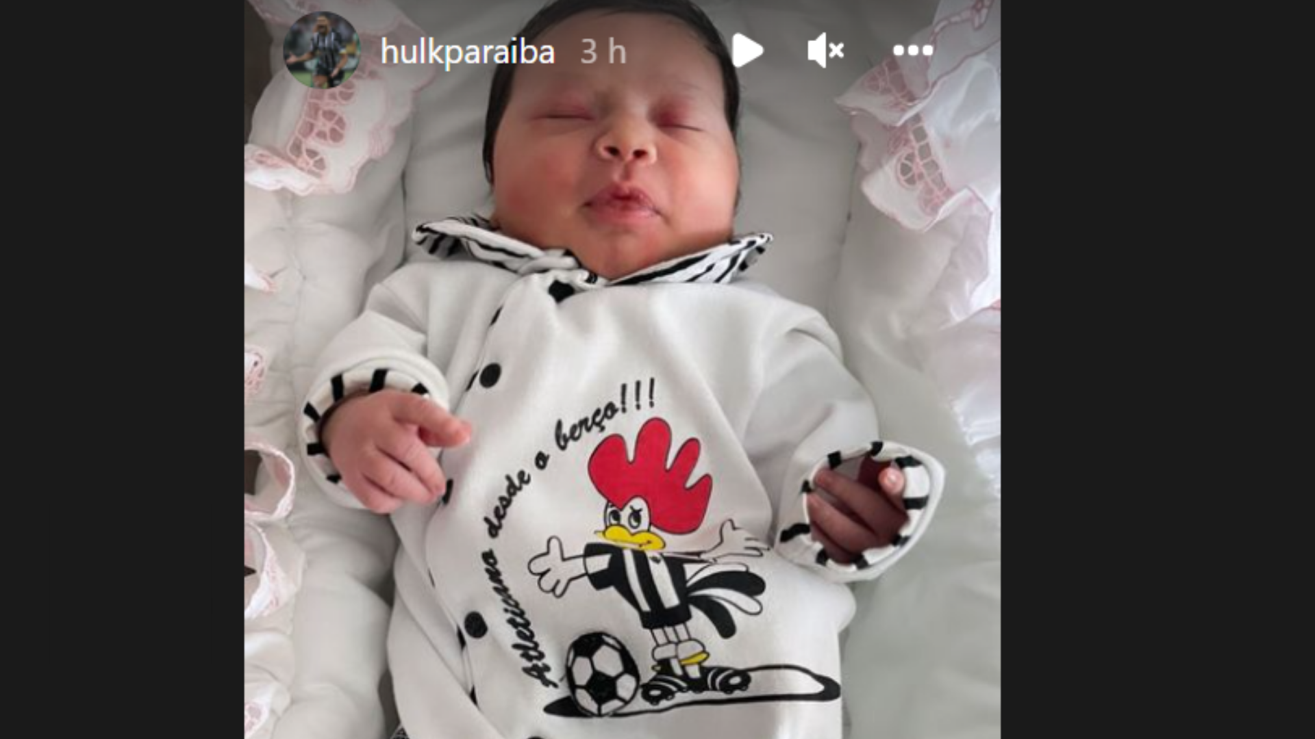 Hulk posta foto da filha com roupa personalizada do Atlético-MG
