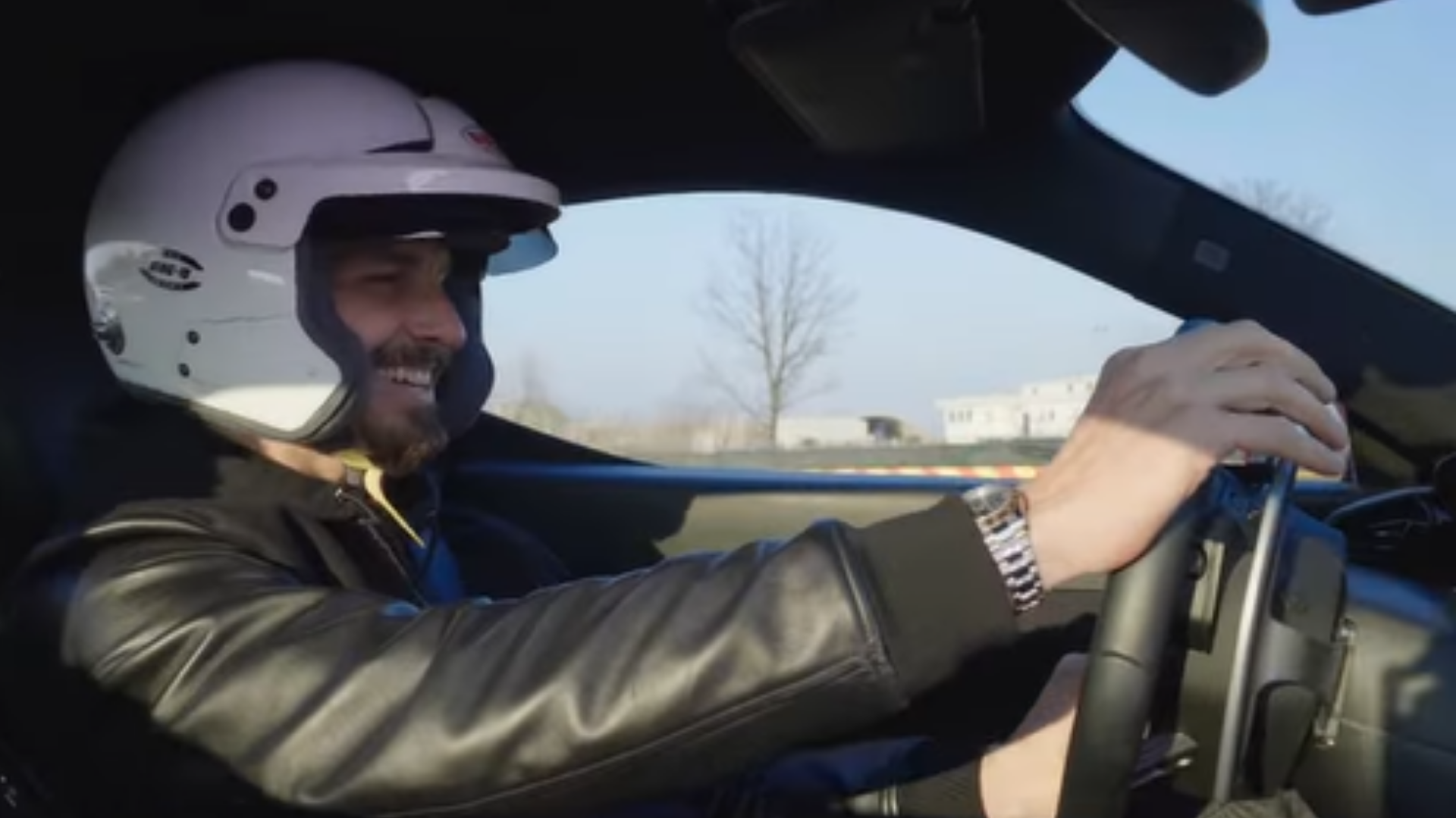 Ibrahimovic dirigindo o novo carro da Ferrari