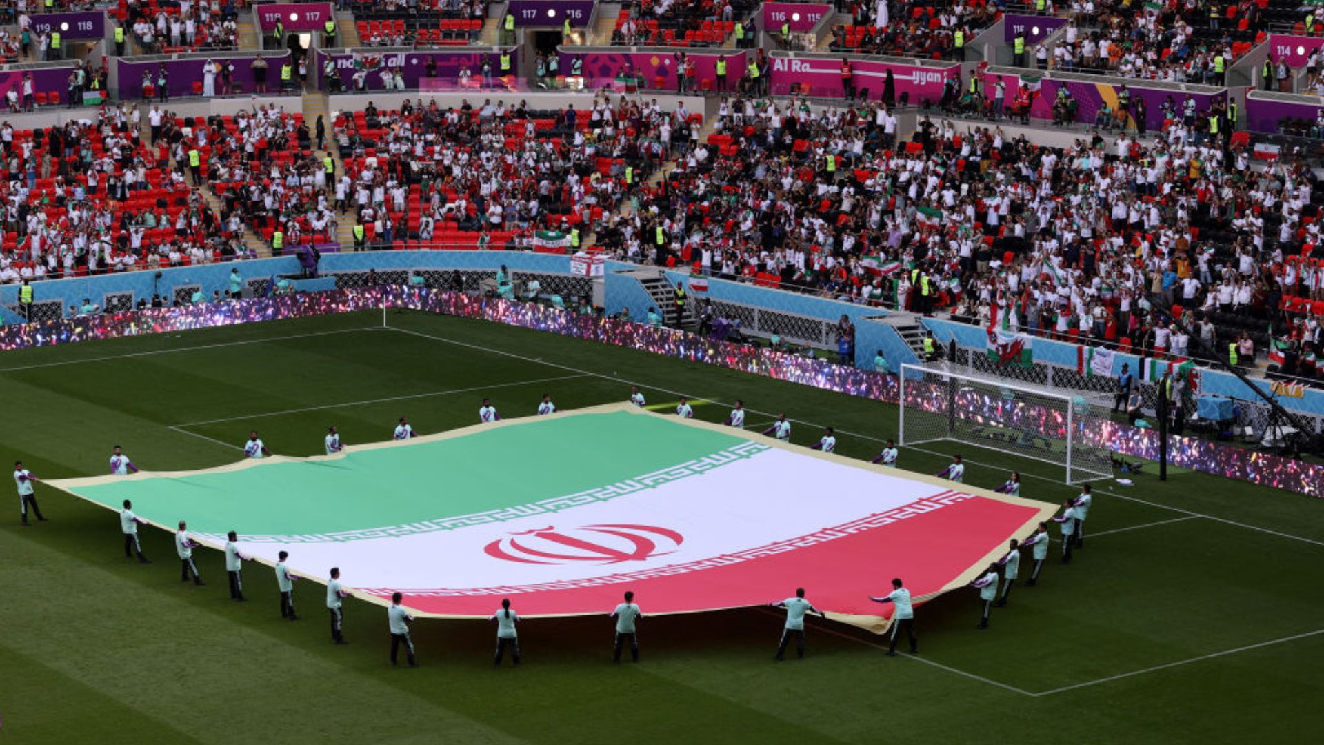 Bandeira do Irã no gramado do estádio