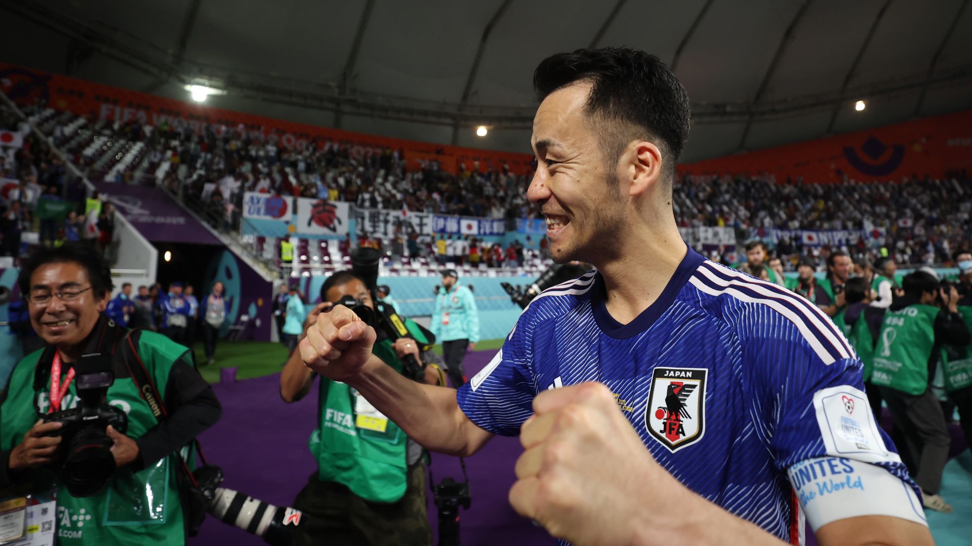 Jogadores do Japão comemoram vitória sobre a Alemanha (Crédito: GettyImages) 