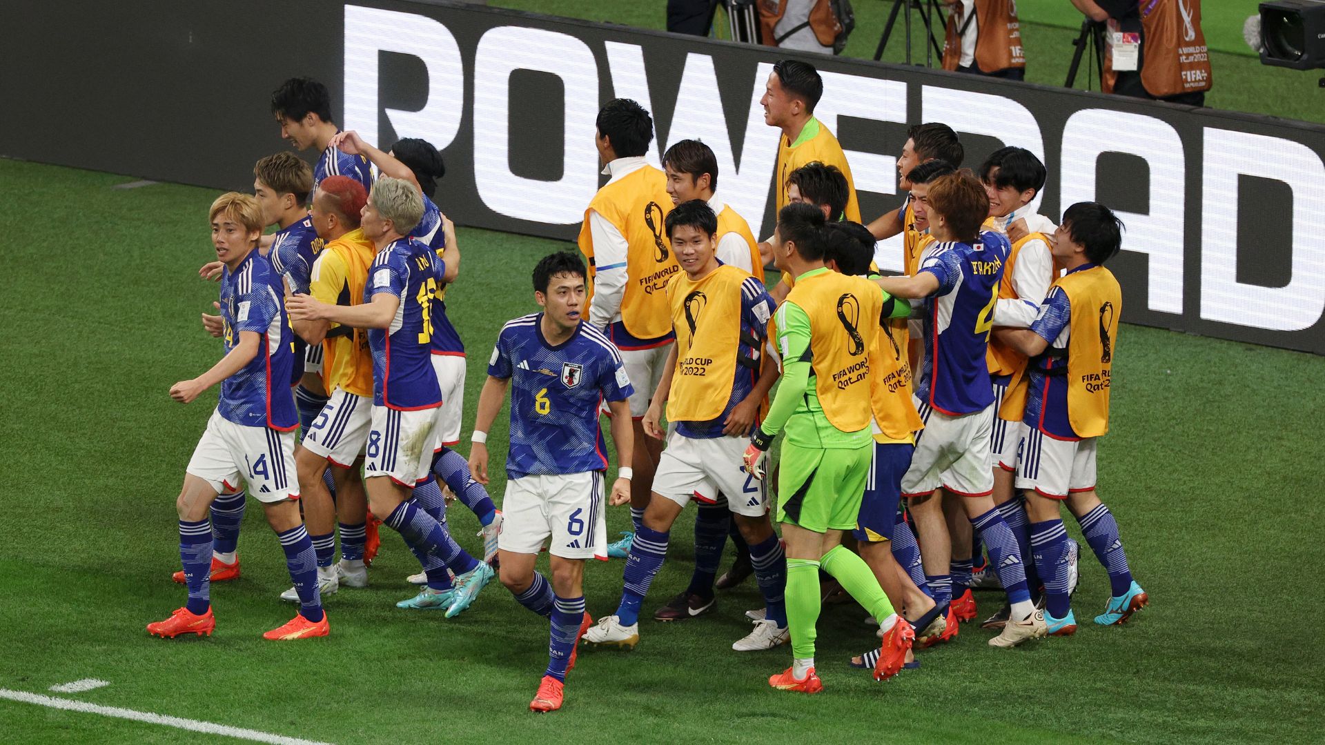 Jogadores do Japão comemoram vitória sobre a Alemanha