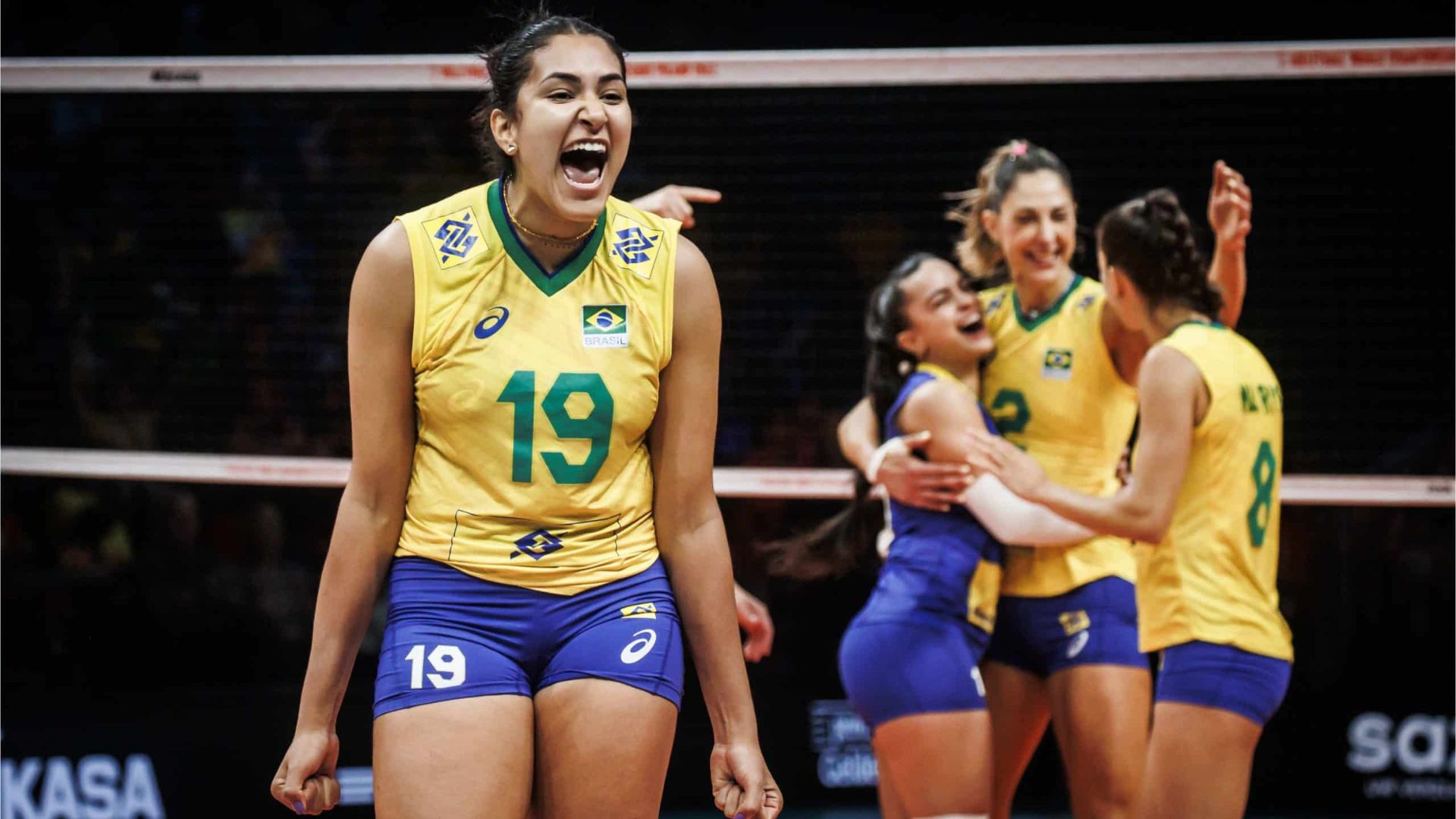 Jogadoras brasileiras comemoram vitória no Mundial de vôlei
