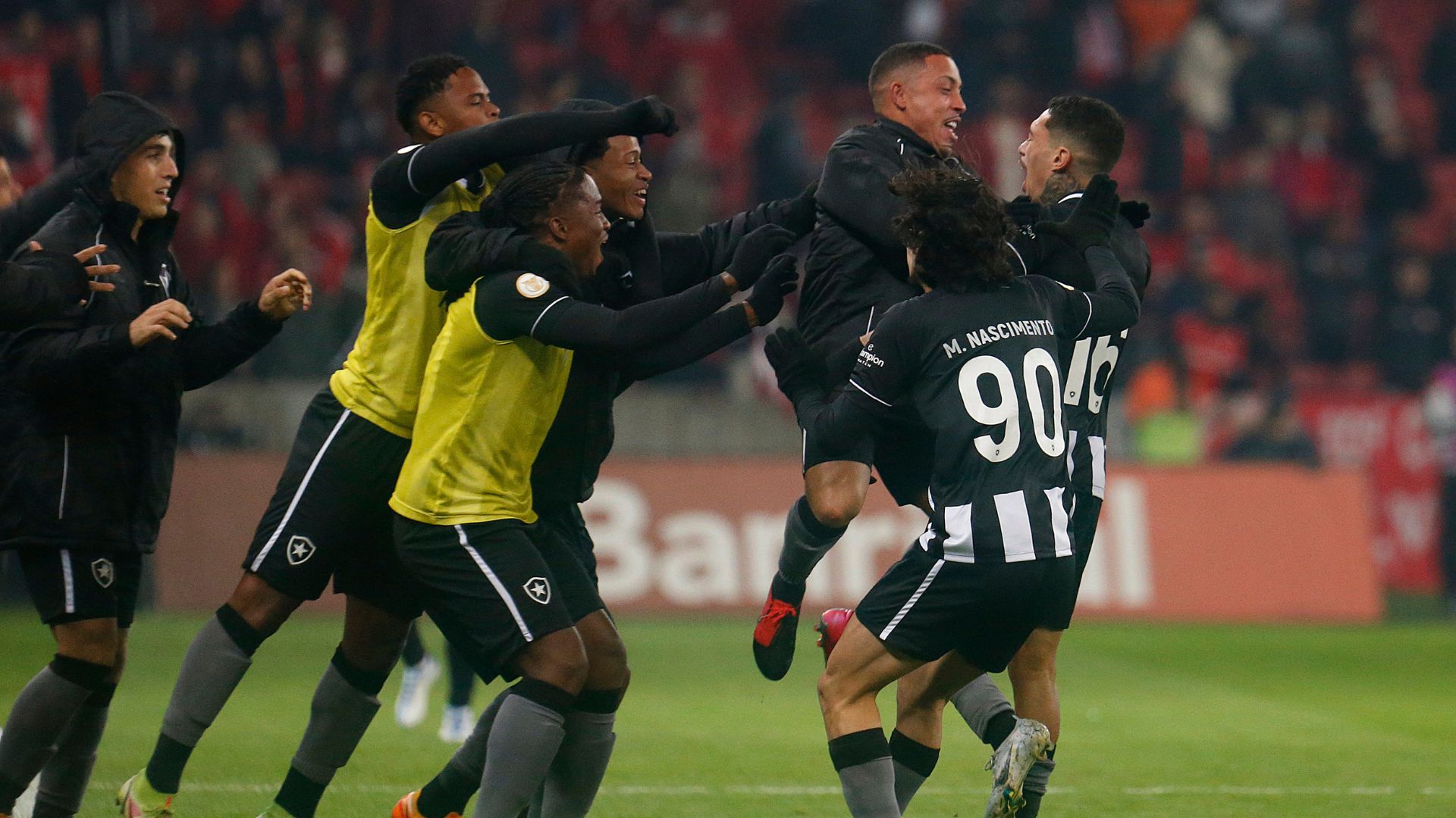 Jogadores do Botafogo comemorando vitória contra o Internacional no primeiro turno