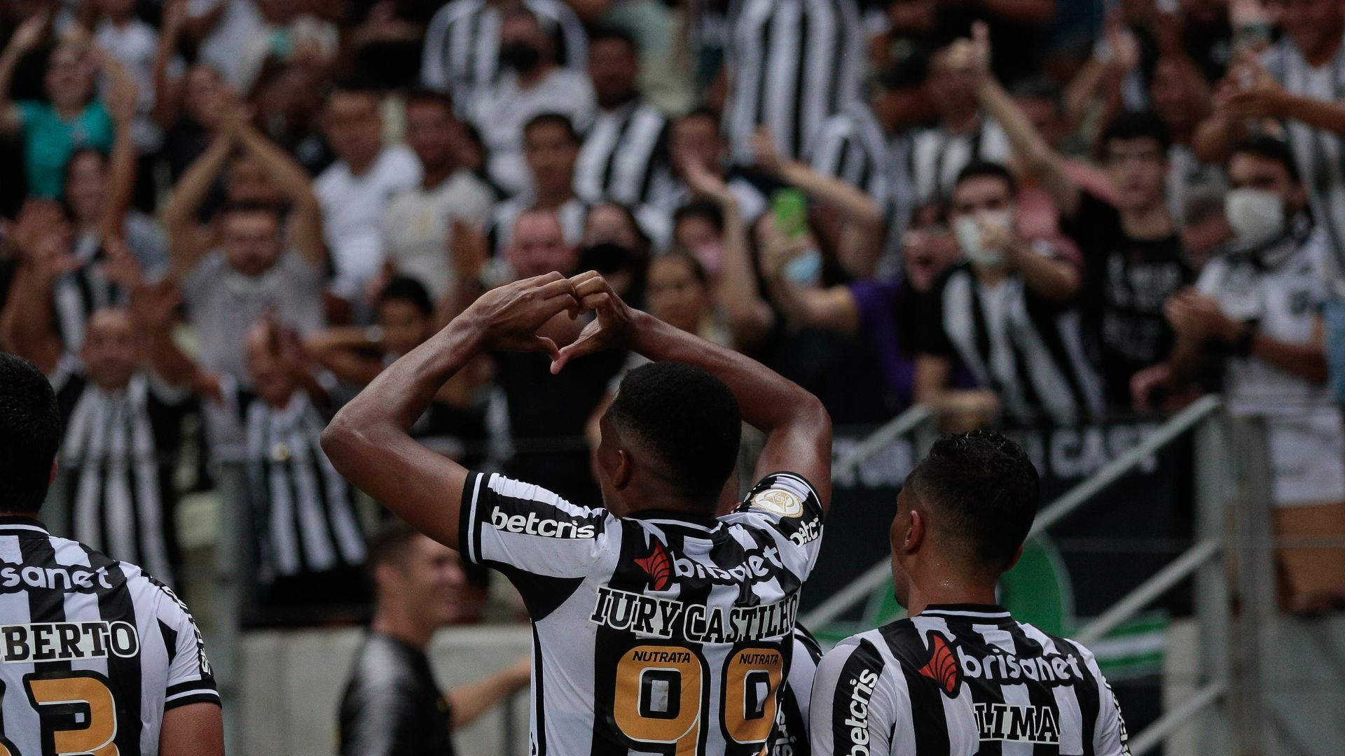 Jogadores do Ceará comemorando gol com torcida no primeiro turno