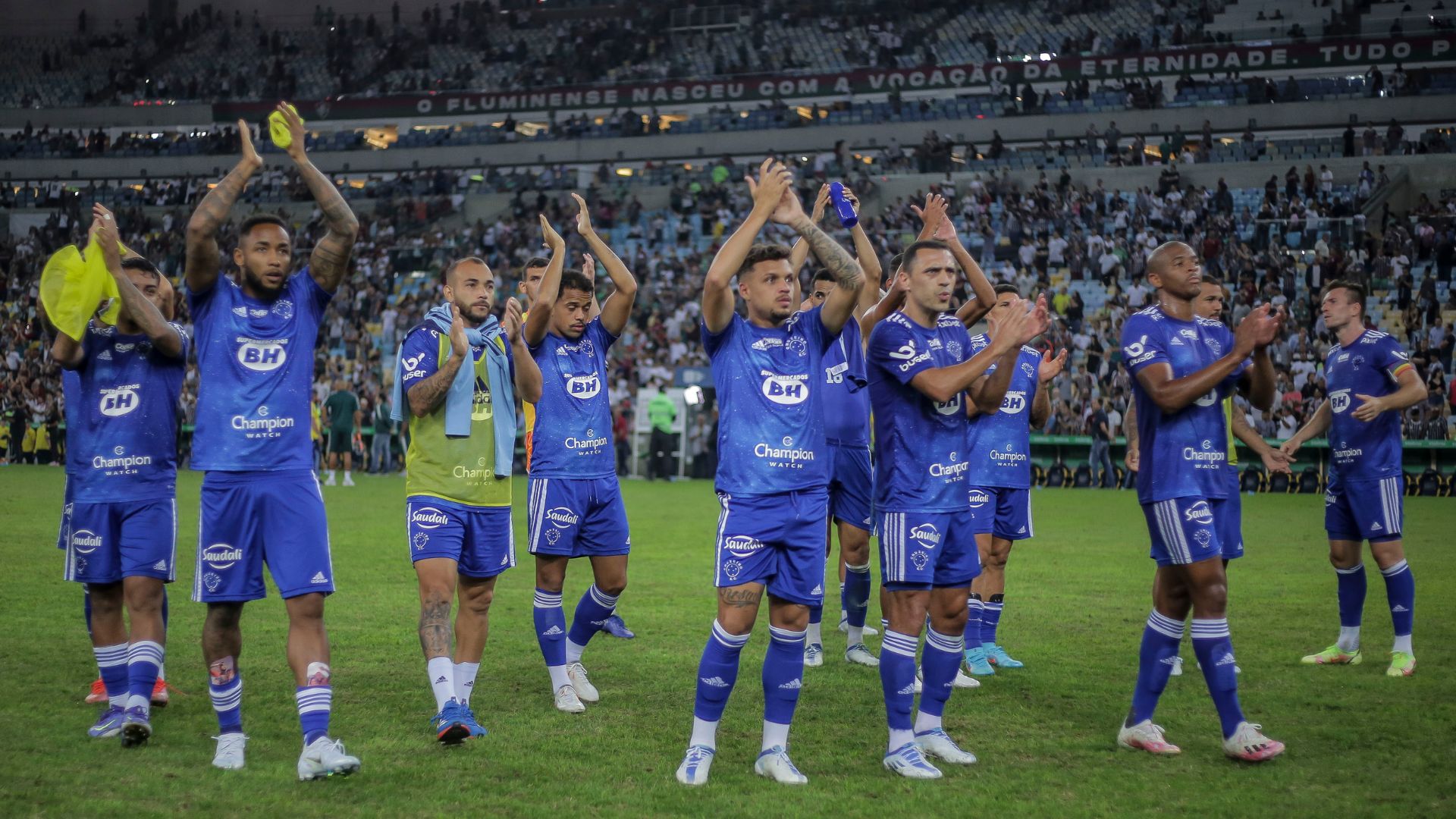 Jogadores do Cruzeiro agradecem ao apoio dos torcedores no Maracanã