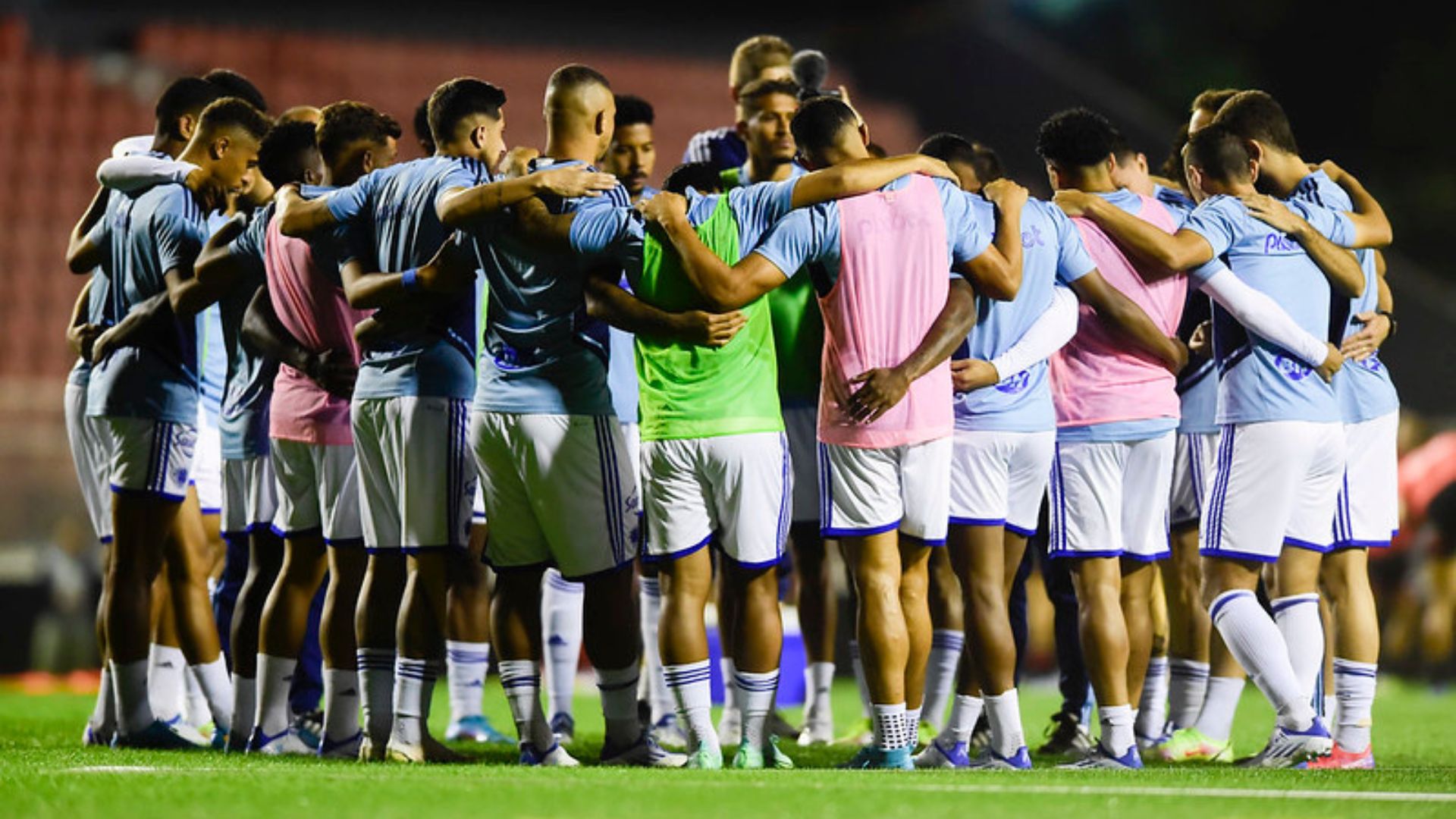 Jogadores do Cruzeiro reunidos em campo antes da partida contra o Ituano