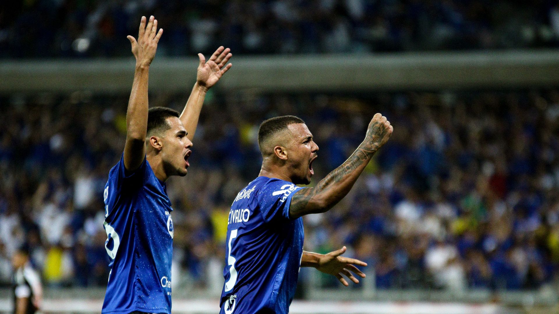 Jogadores do Cruzeiro comemoram gol no Mineirão