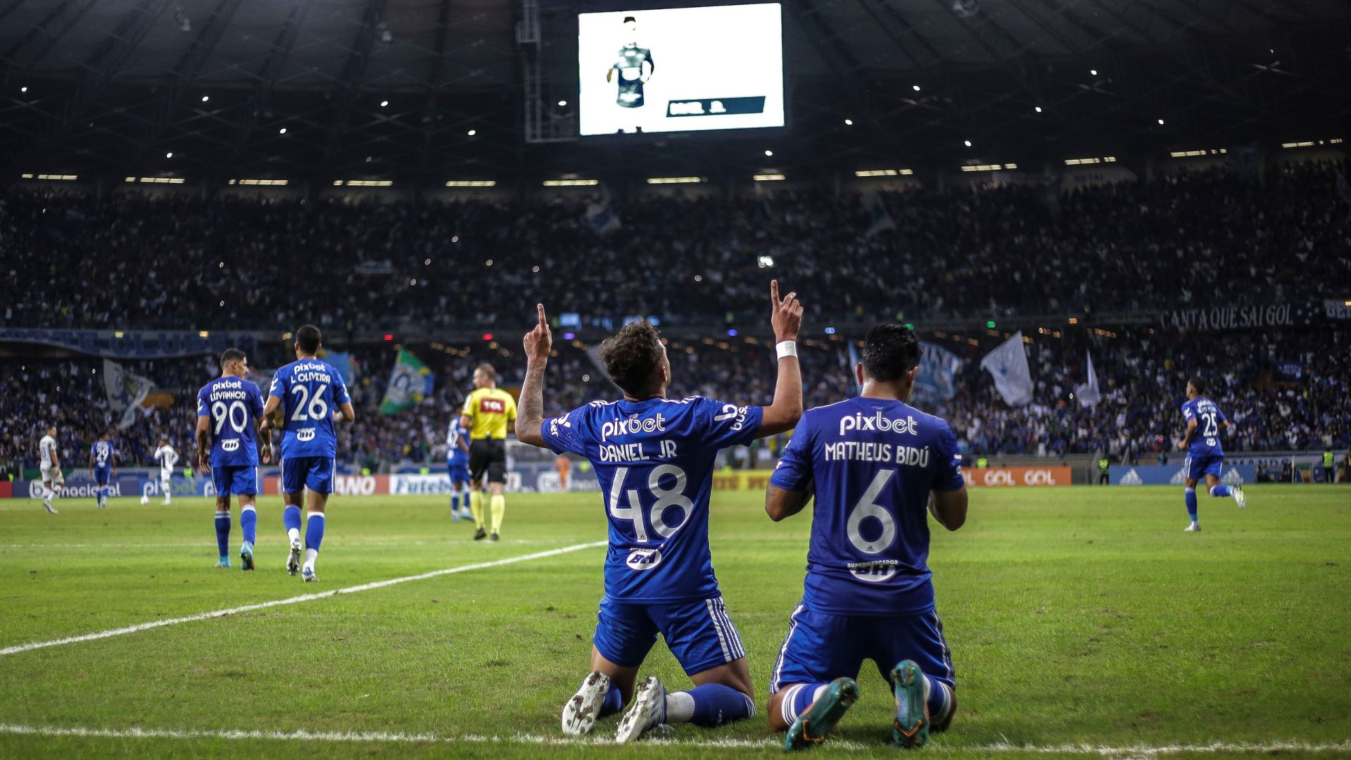 Jogadores do Cruzeiro comemorando gol na vitória conta o Sport
