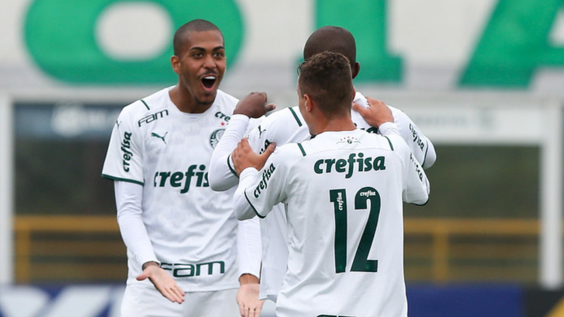 Jogadores do Palmeiras comemorando na Copinha antes de pegar o Atlético-GO