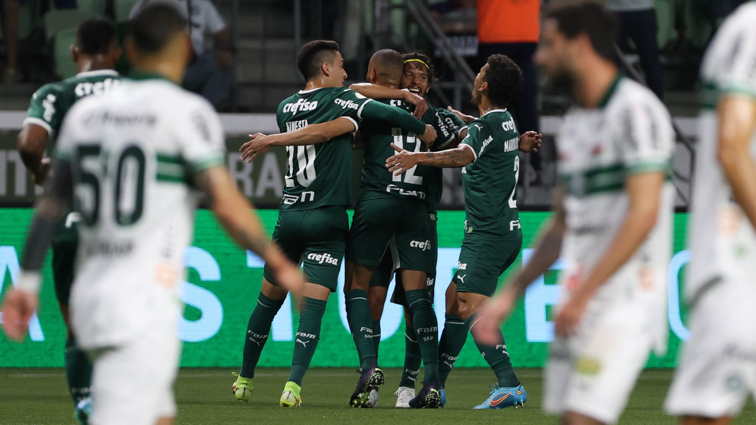 Jogadores do Palmeiras comemorando quinta vitória consecutiva