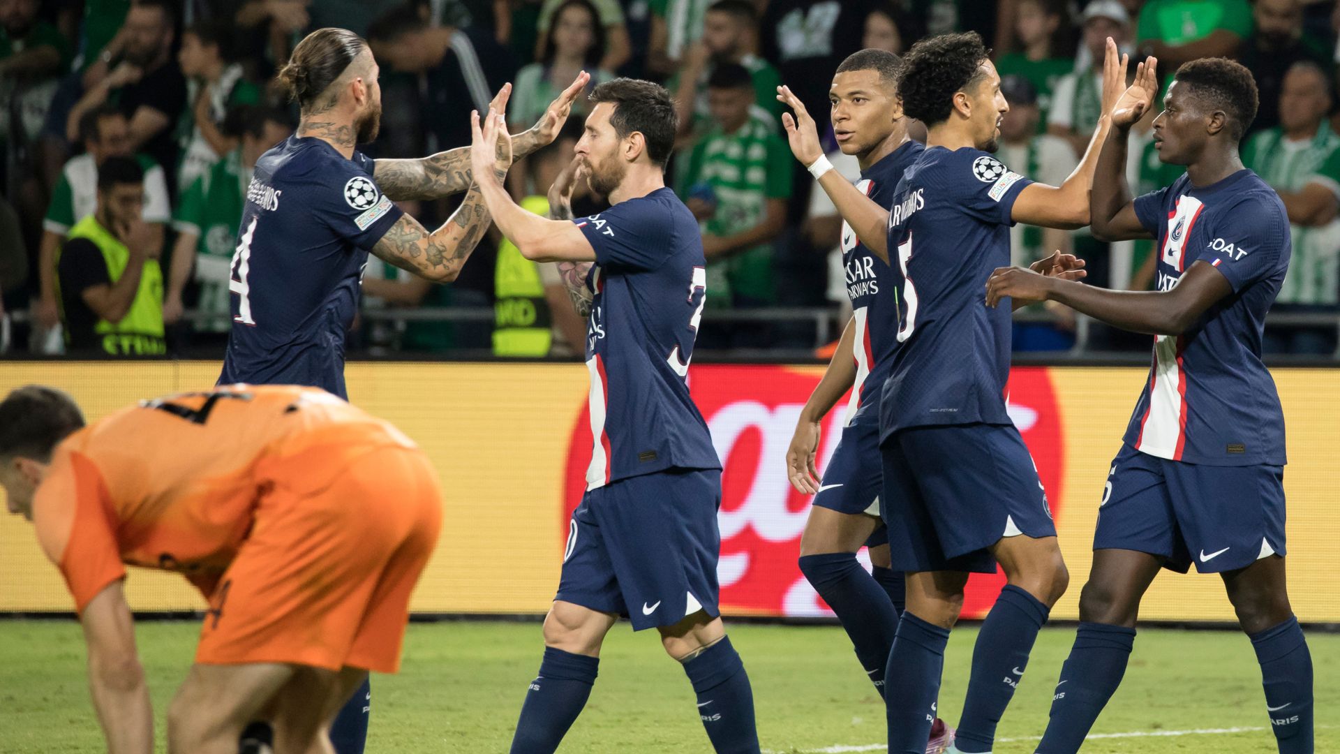 Jogadores do PSG comemorando vitória contra o Maccabi Haifa