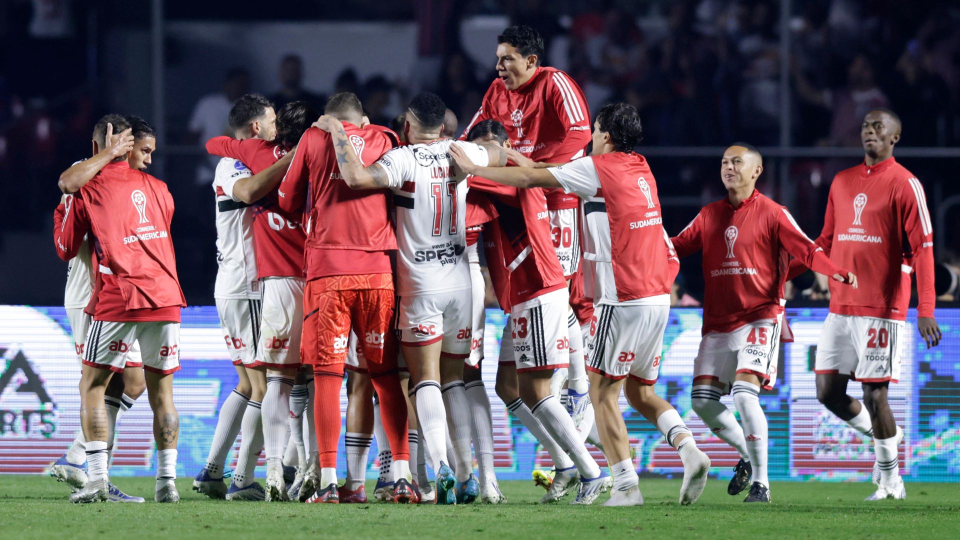 Jogadores do São Paulo comemoram gol contra o Ceará