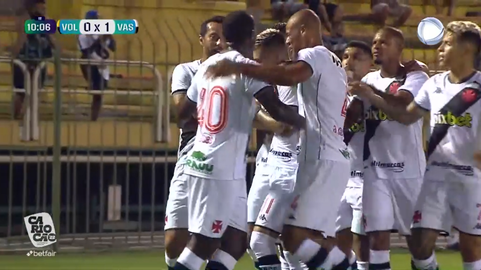 Jogadores do Vasco comemorando gol contra o Volta Redonda