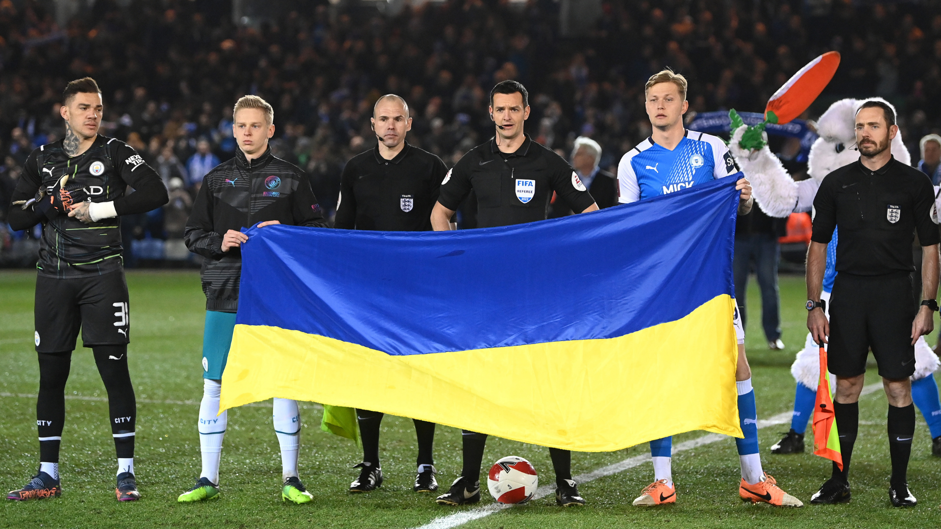 Jogadores e árbitros manifestam apoio à Ucrânia