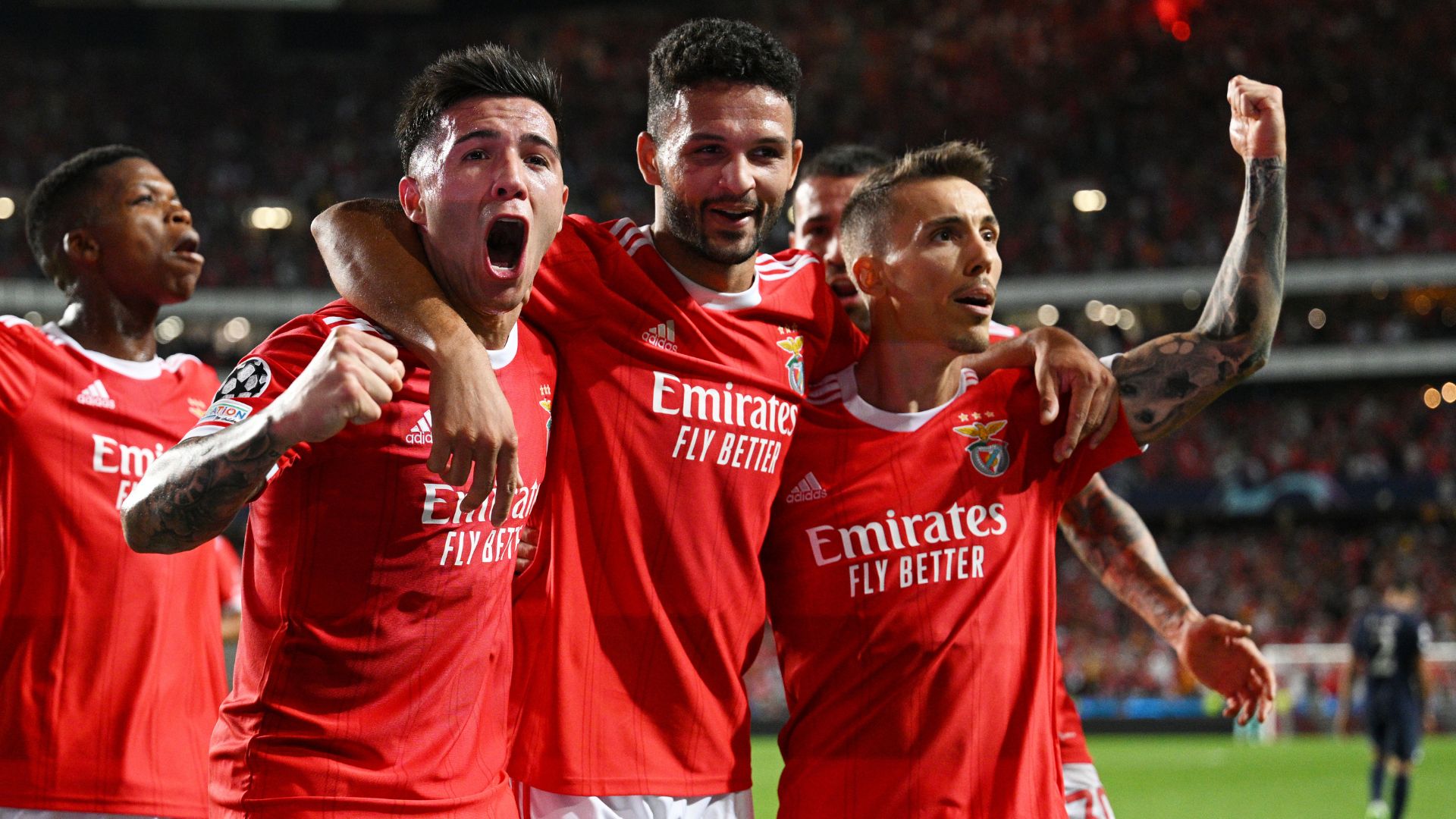 Jogadores do Benfica comemorando gol contra o PSG