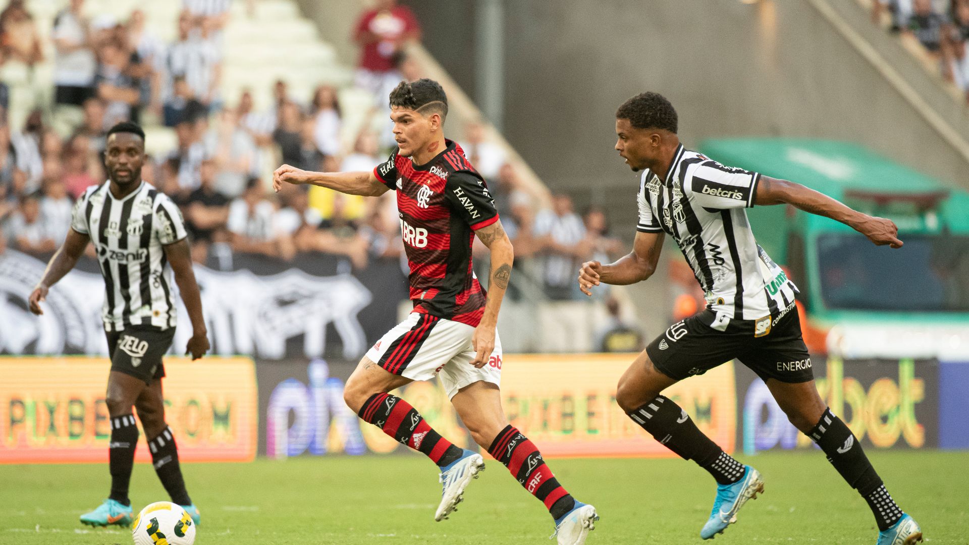Jogadores do Ceará e do Flamengo no último confronto, que terminou 2 a 2