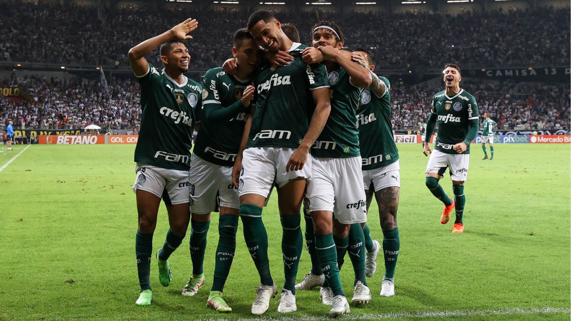Jogadores do Palmeiras comemorando gol contra o Atlético-MG