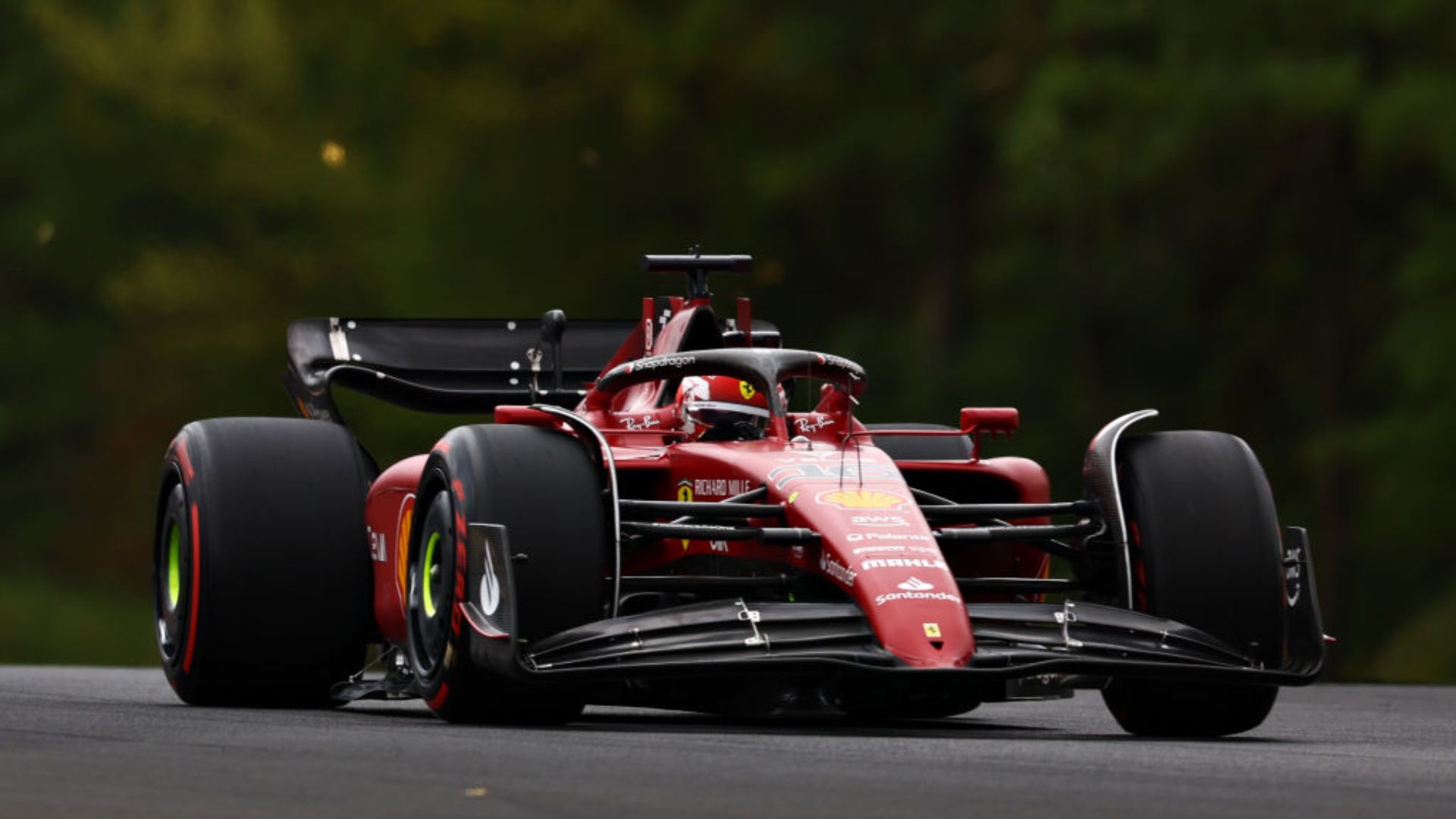 Leclerc em sua Ferrari durante a corrida