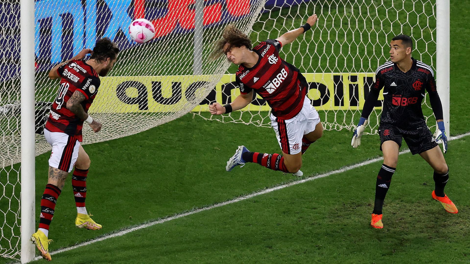 Léo Pereira tira bola na linha em Flamengo x Internacional