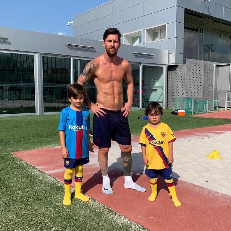 Lionel Messi Treina Ao Lado Dos Filhos E Exibe Abdômen Trincado Parceiros Muito Especiais