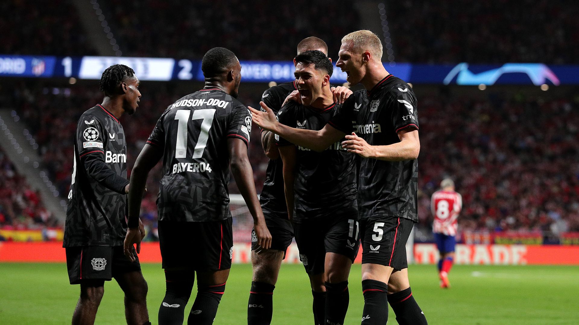 Leverkusen comemora gol contra o Atlético de Madrid