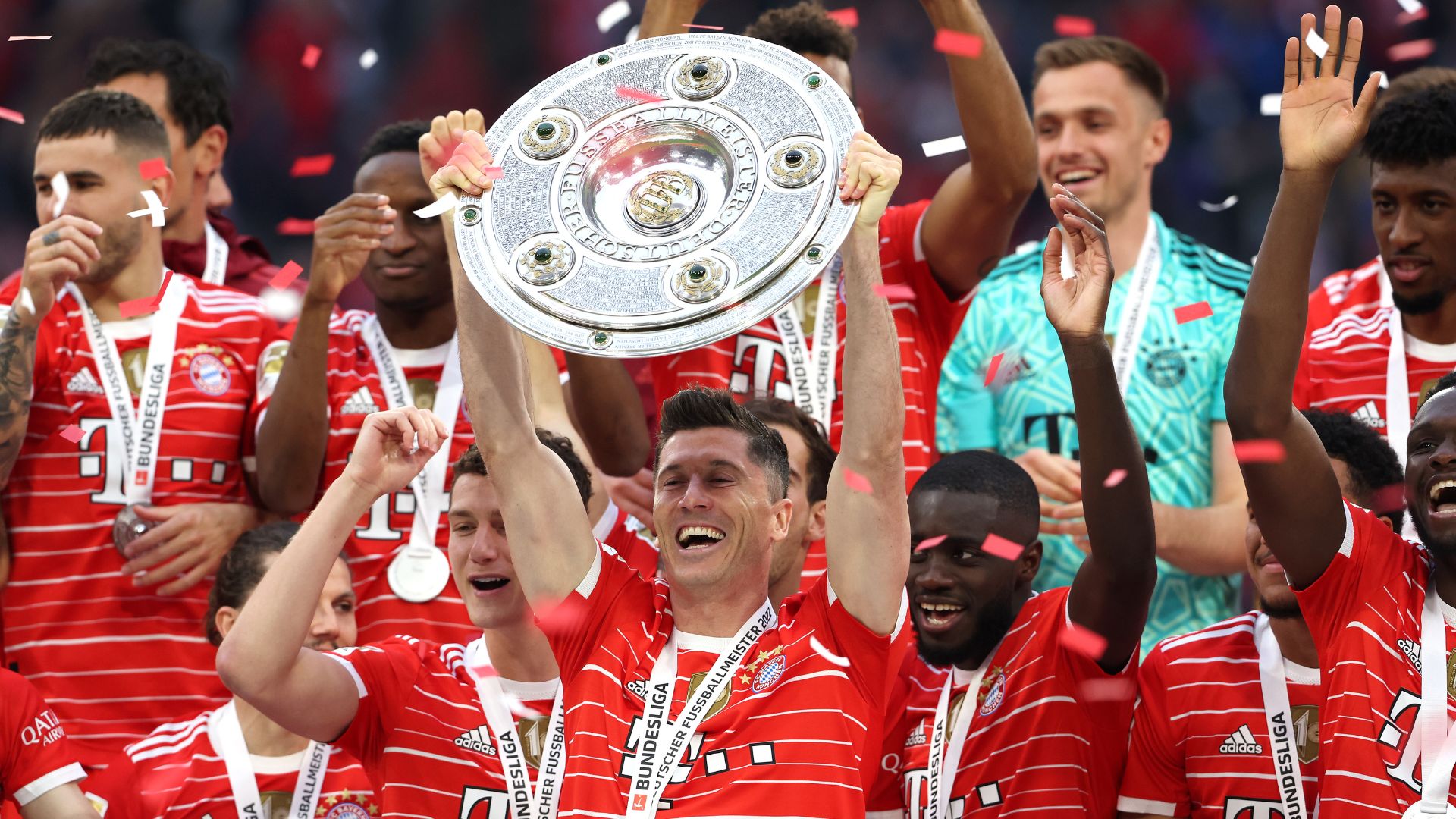 Lewandoski comemora mais um título pelo Bayern de Munique
