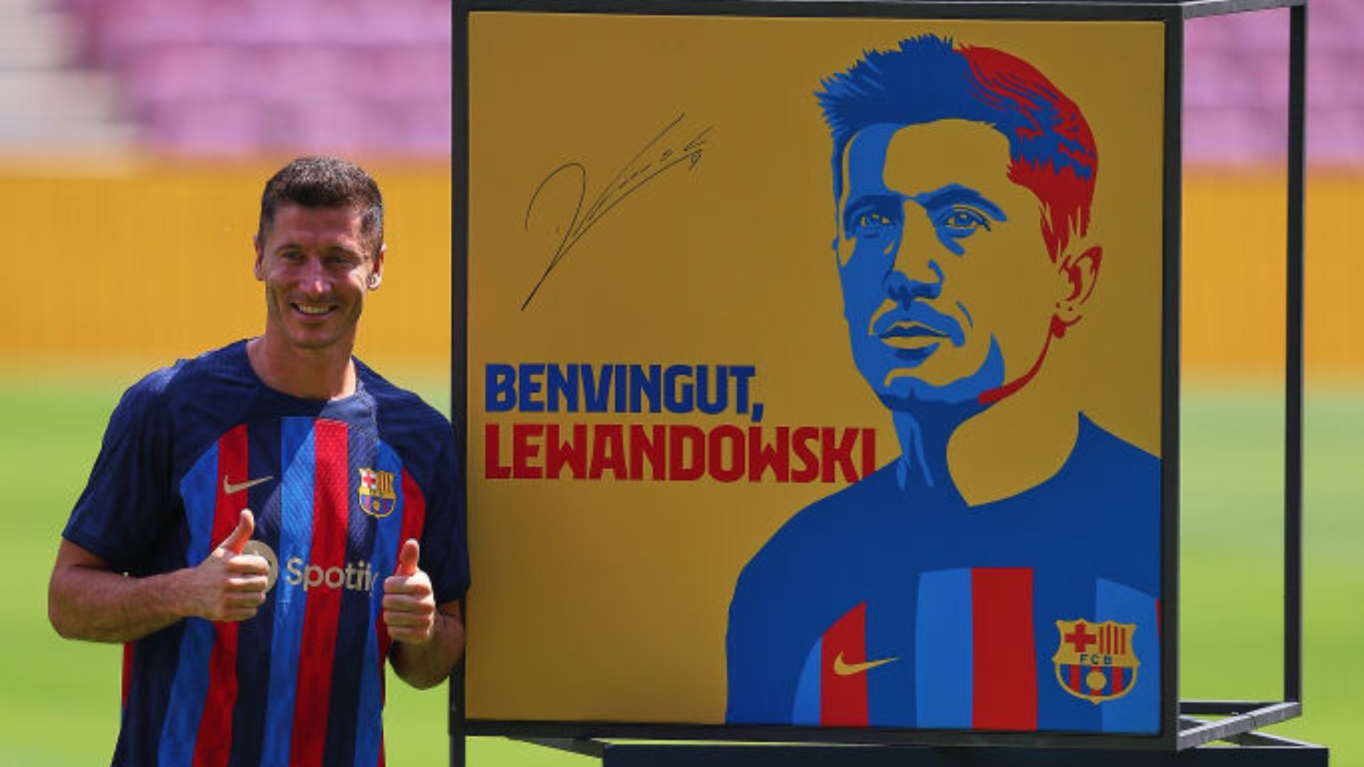 Lewandowski sendo apresentado no Barcelona