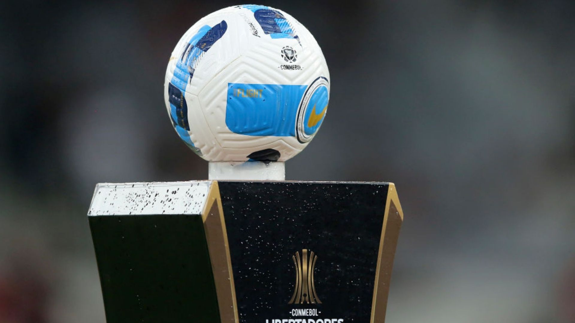 Bola da Libertadores em cima de um totem 