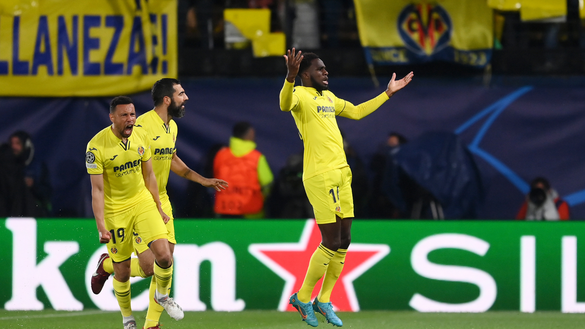 Jogadores do Villarreal comemorando primeiro gol da partida