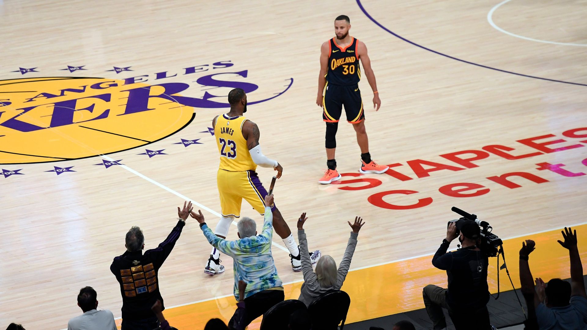 Lakers e Warriors se enfrentam na estreia da NBA