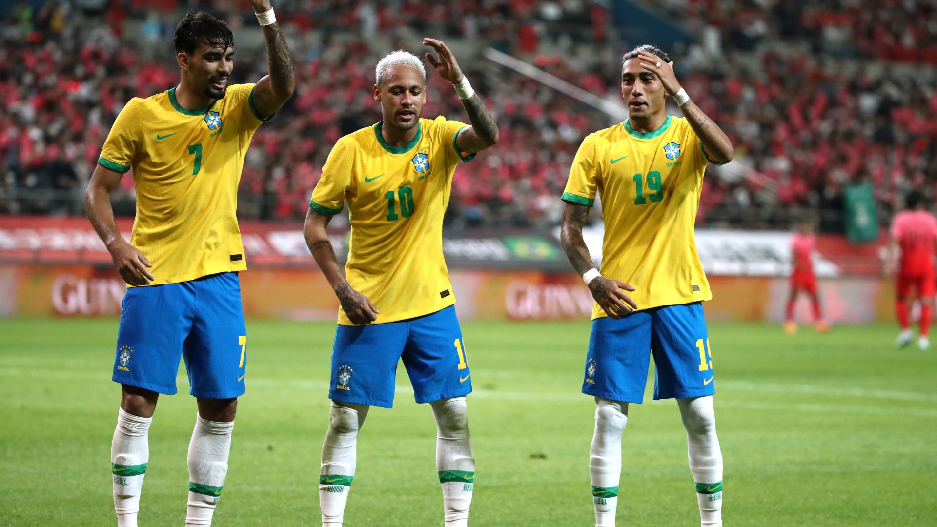 Paquetá, Neymar e Raphinha comemorando gol na Seleção Brasileira
