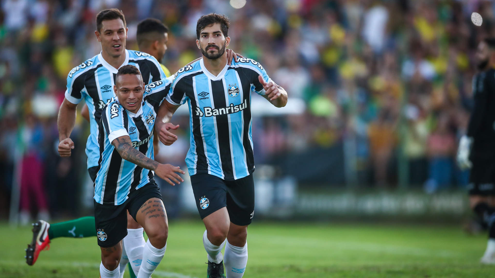 Lucas Silva comemora gol no jogo de ida