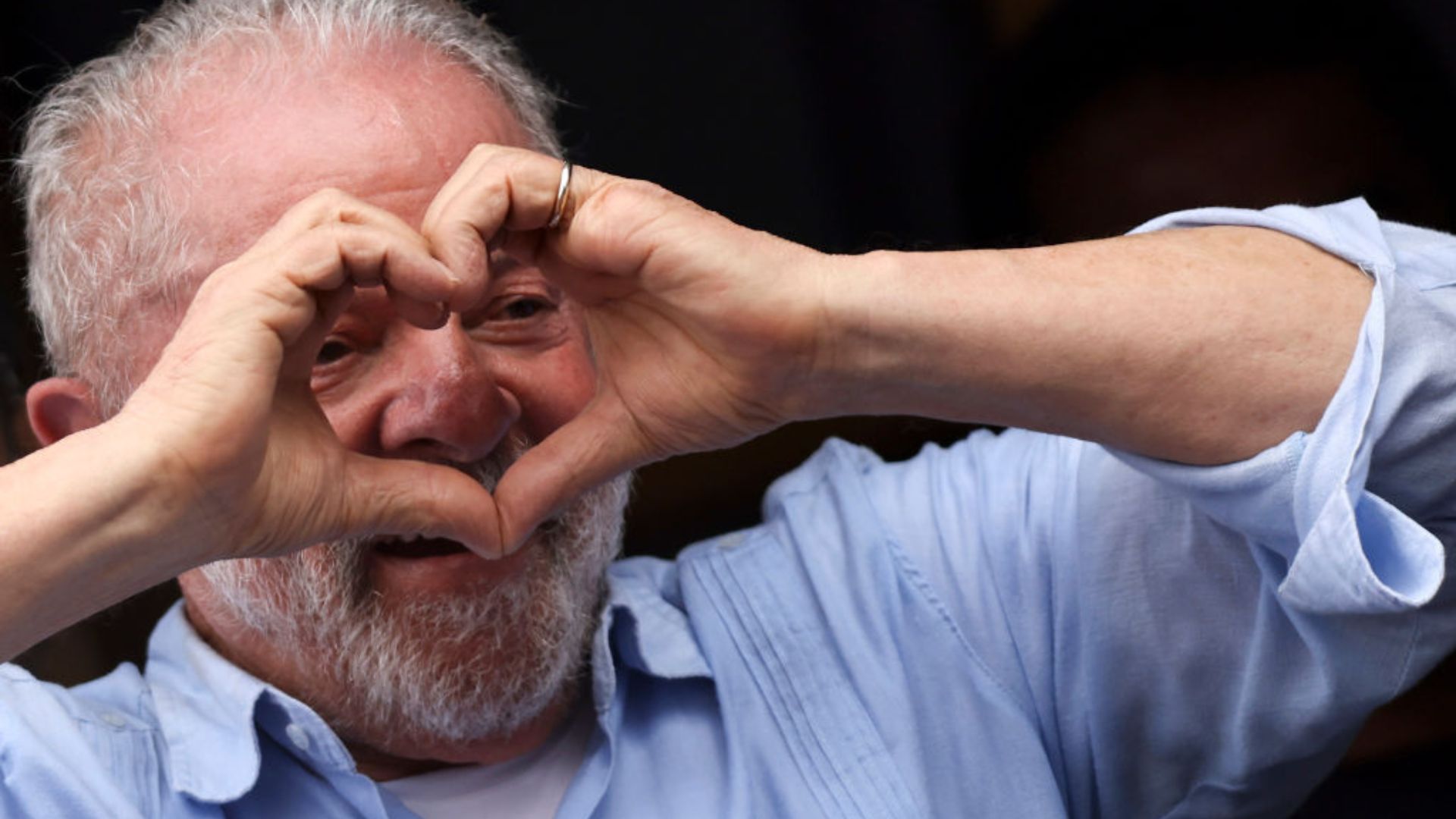 Lula fazendo coração com as mãos