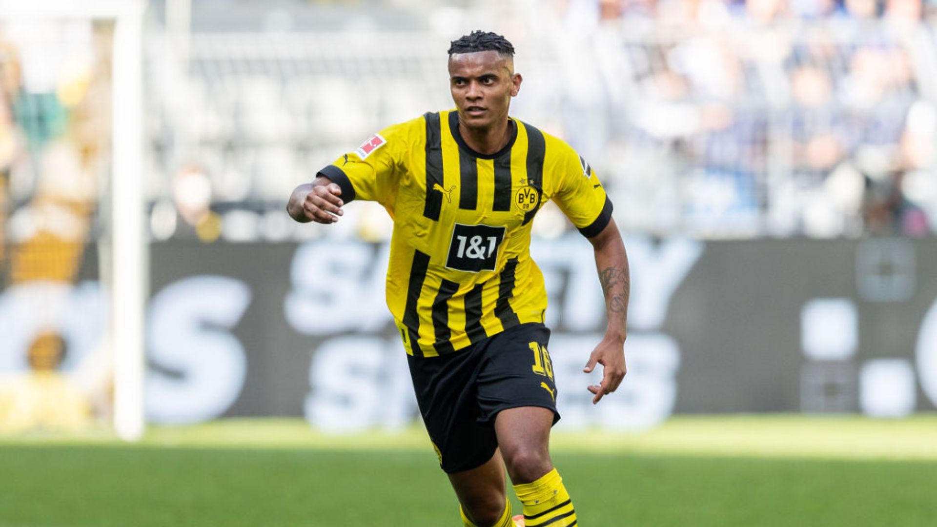 Akanji em ação no Borussia Dortmund