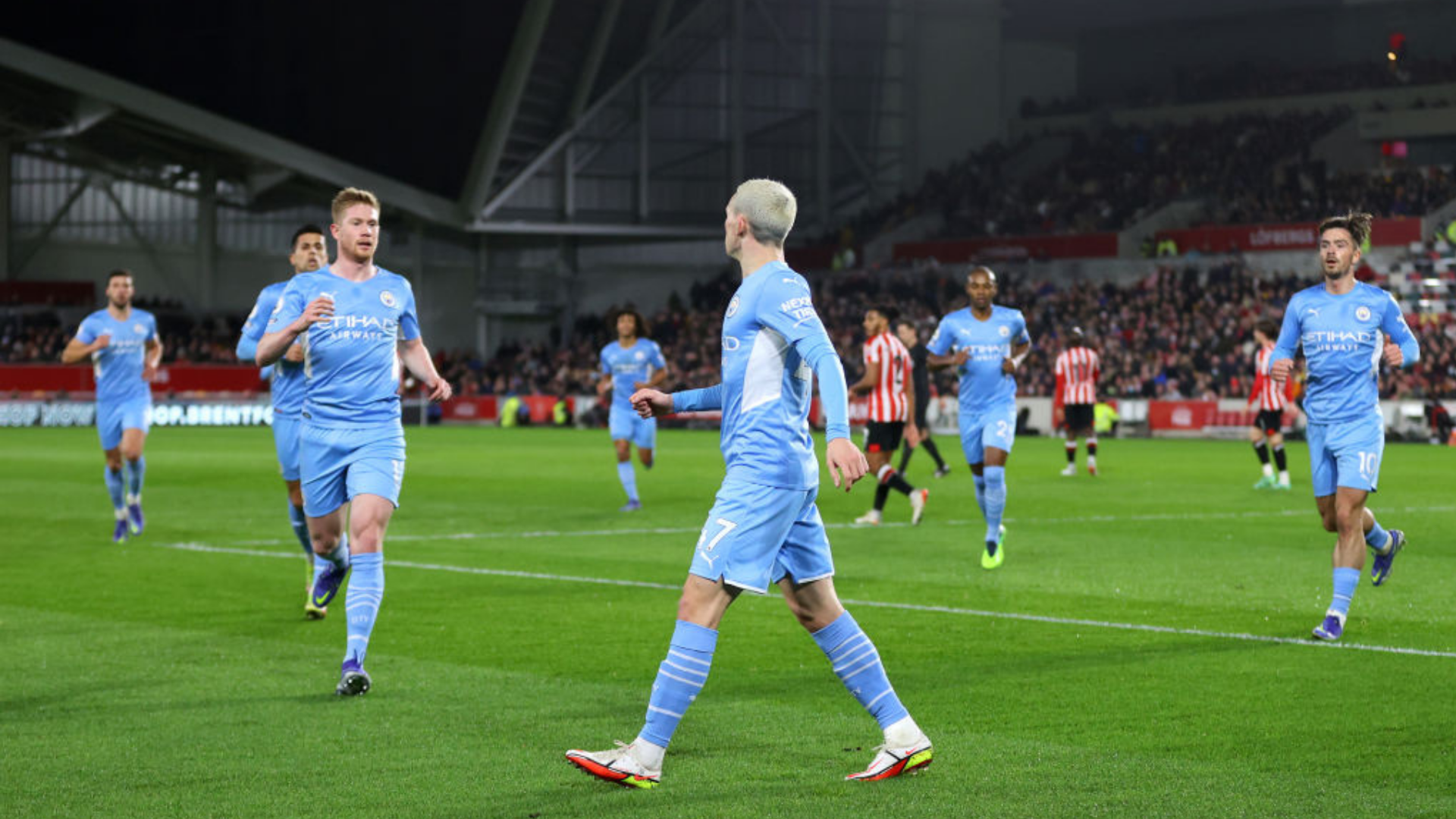 Jogadores do Manchester City vibram com gol