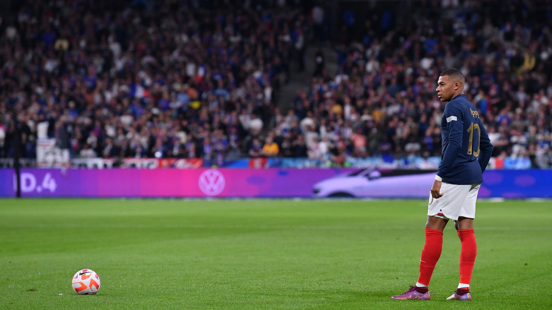 Mbappé jogando pela França, contra a Áustria